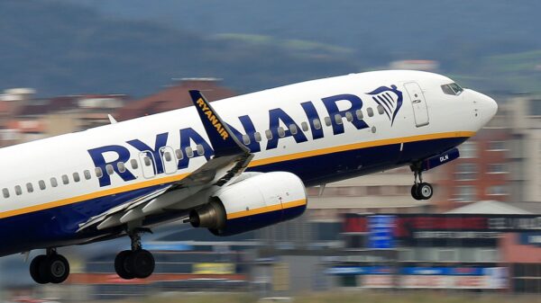 Pasagjeri “doli pjesërisht jashtë dritares”, avion bën ulje emergjente