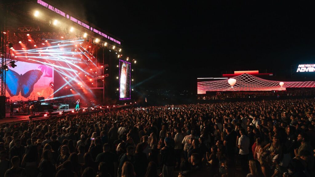Prishtina gati për “Sunny Hill”, festivalin që elektrizon Kosovën (VIDEO)