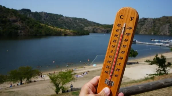Franca vendos 9 departamente në alarm të kuq, zjarret vazhdojnë