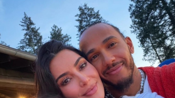 Kim Kardashian surprizon me një selfie krah Lewis Hamiltonit