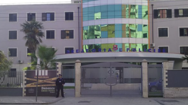 Durrës: Gjendet lëndë eksplozive pranë derës së një dyqani, policia nis hetimet