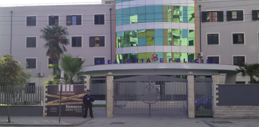 Durrës: Gjendet lëndë eksplozive pranë derës së një dyqani, policia nis hetimet