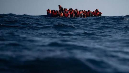 Mbi 150 emigrantë shpëtohen pasi një varkë përfshihet nga flakët në “Kanalin Anglez”