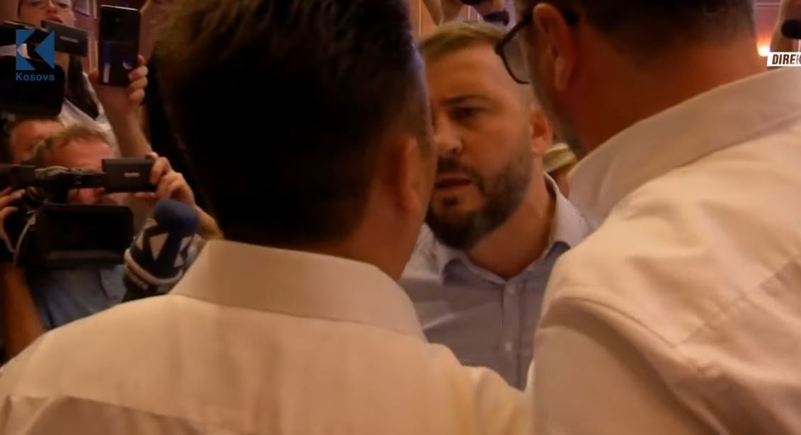 Tensione mes deputetëve të LVV-së dhe PDK-së në Kuvend, Rrustemi-Lushtakut: Mos më prek (VIDEO)