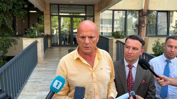 Geci dorëzon kallëzim penal ndaj Kurtit në Prokurorinë Speciale