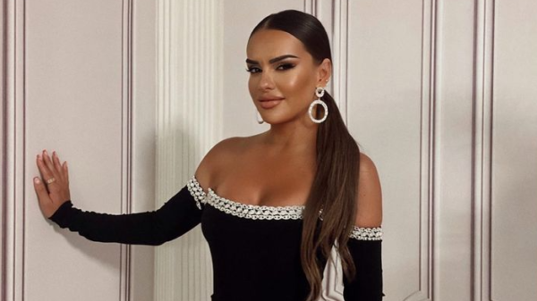 Ariana Fejzullahu sjell pozën fantastike nga bagazhi i veturës