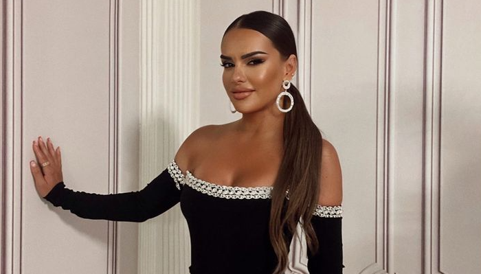 Ariana Fejzullahu sjell pozën fantastike nga bagazhi i veturës