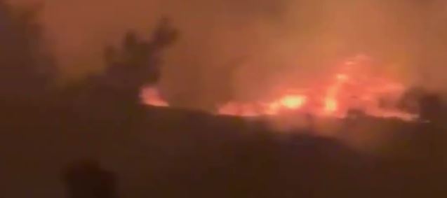 Zjarr gjatë natës në Gjirokastër, rrezik për përhapjen e flakëve drejt zonave të banuara