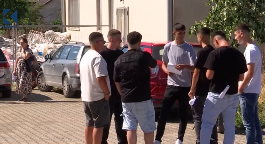 Testi i maturës: Rreth 6 mijë nxënës e provojnë për herë të dytë (VIDEO)