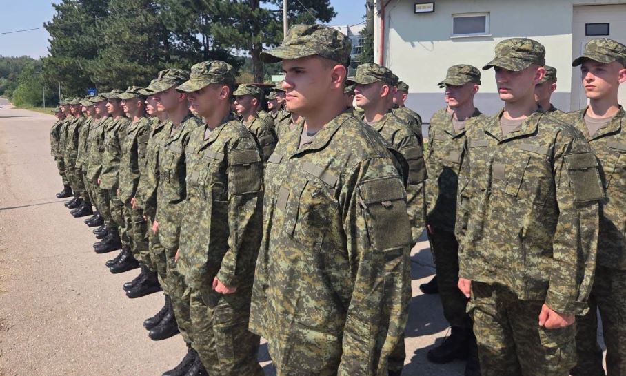 Rekrutët e rinj të FSK-së nisin trajnimin bazë, rreshtohen në kazermën “Skënderbeu”  