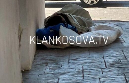 Policia thotë se e ka larguar personin që alarmonte banorët në Gjakovë me qëndrimin para ndërtesës