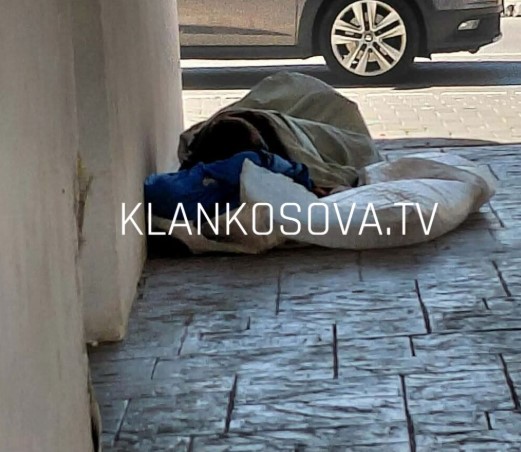 Policia thotë se e ka larguar personin që alarmonte banorët në Gjakovë me qëndrimin para ndërtesës