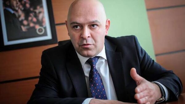 Ndërprerja e seancës, Gjini: Ky është kulmi i paftyrësisë