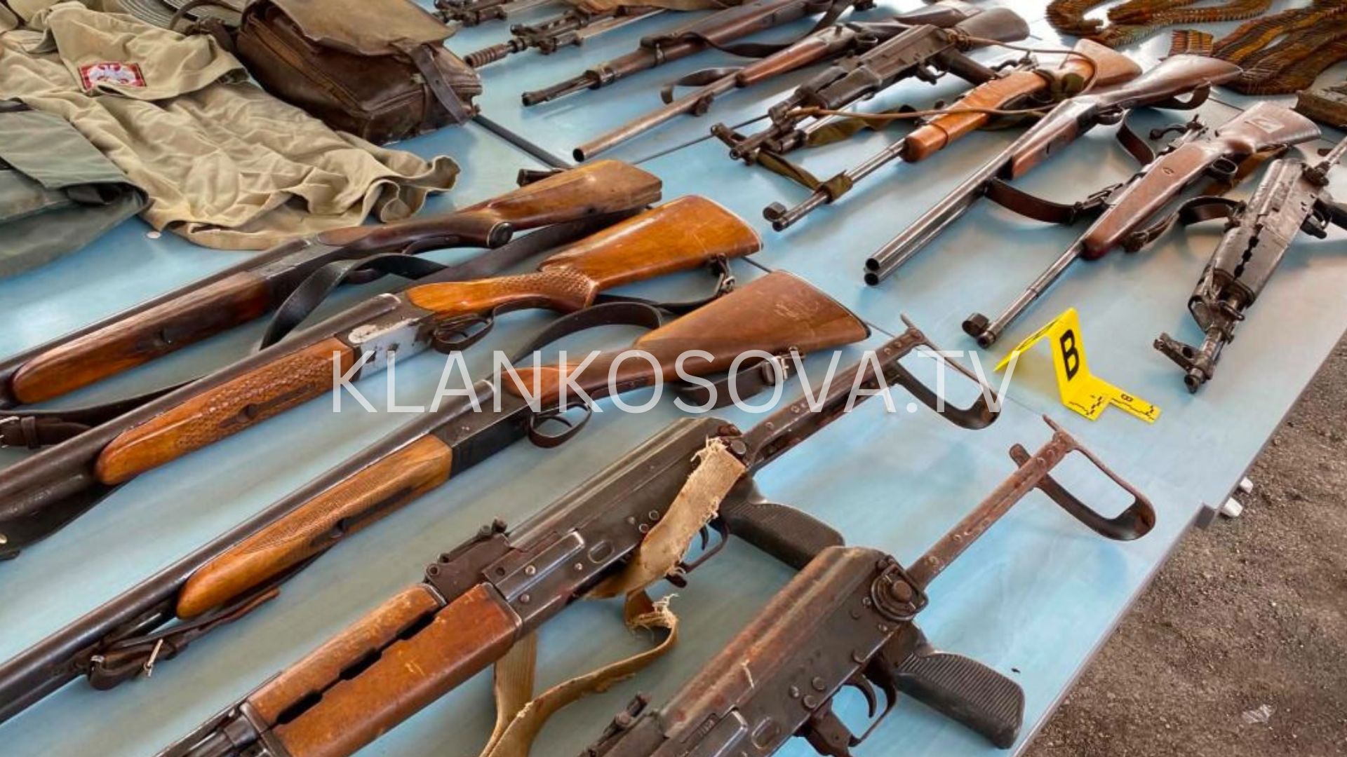 Plot armë e municion të kapura në veri, ekspozohen nga policia