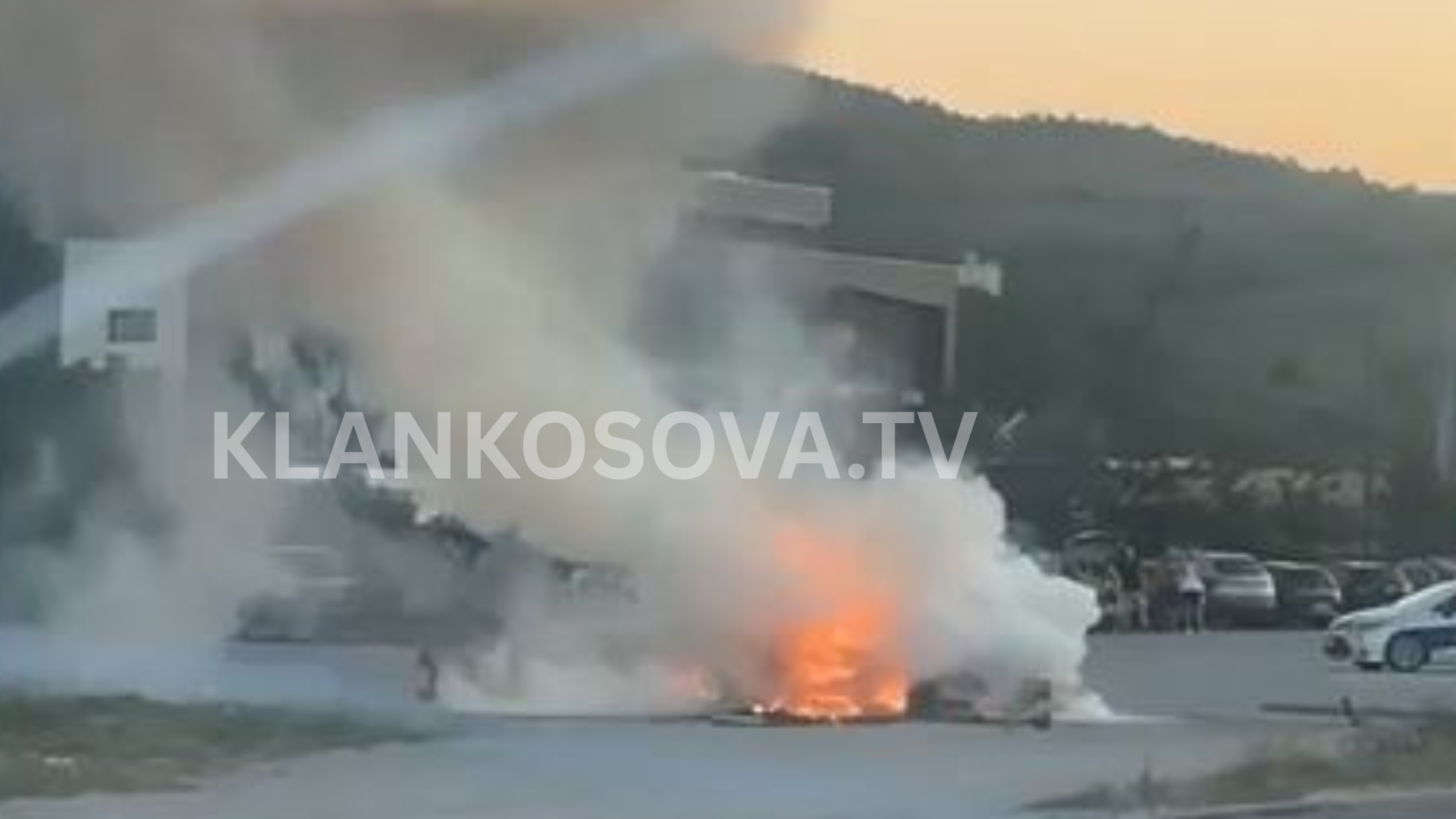 Digjet një veturë në Sllatinë