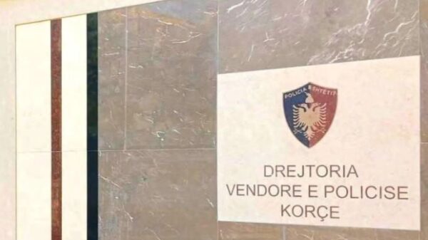Po transportonin 11 emigrantë nga Korça drejt Tiranës, arrestohen dy 21-vjeçarë
