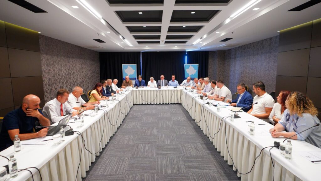 Kryetarët e komunave paralajmërojnë protestë para Qeverisë Kurti në shtator