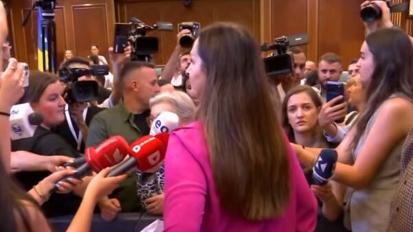 Vazhdojnë tensionet, deputetët e PDK-së dhe Aleancës e gjuajnë me letra Gërvallën