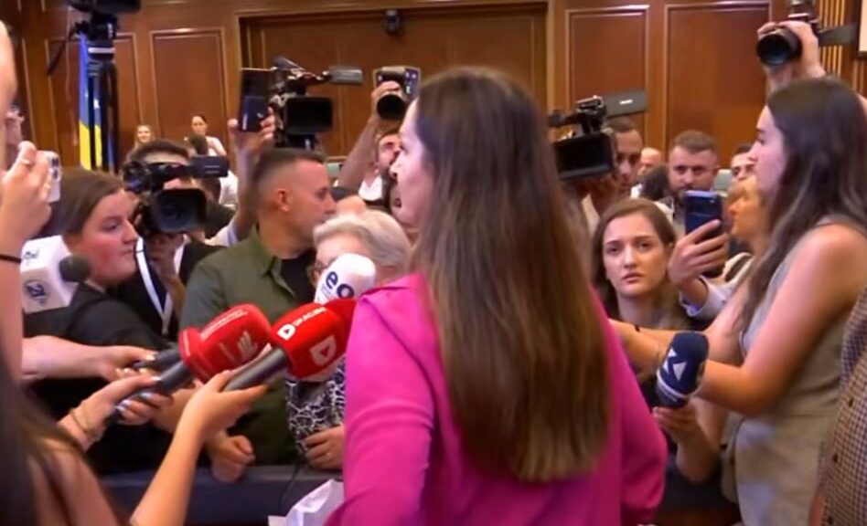Vazhdojnë tensionet, deputetët e PDK-së dhe Aleancës e gjuajnë me letra Gërvallën