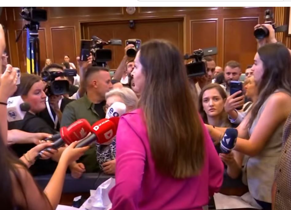 Vazhdojnë tensionet, deputetët e PDK-së dhe Aleancës e gjuajnë me letra Gërvallën