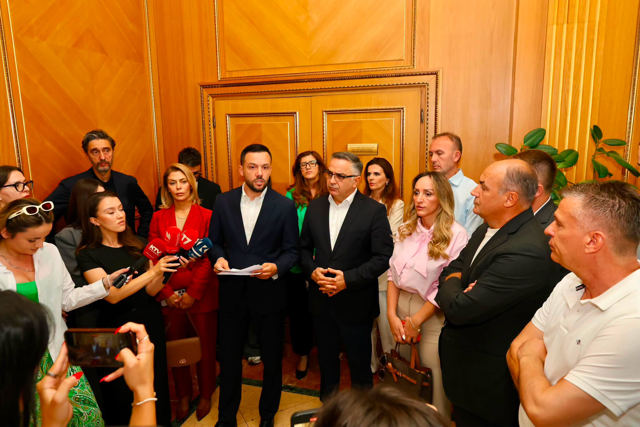 PDK: Dyert e Kuvendit të mbyllura, Republika po mbahet peng nga Kurti