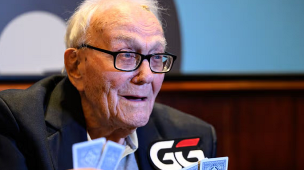 100-vjeçari hyn në histori si lojtari më i moshuar profesionist i pokerit