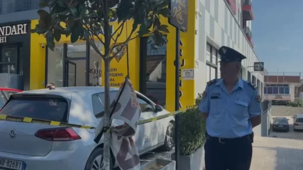 Kërcënuan punonjëset dhe grabitën një sasi bizhuterish, dalin detaje nga ngjarja në Kamëz