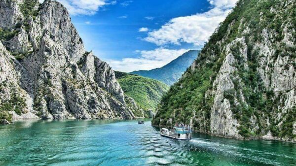 Përplasen dy varka me turistë në Liqenin e Komanit, disa të lënduar