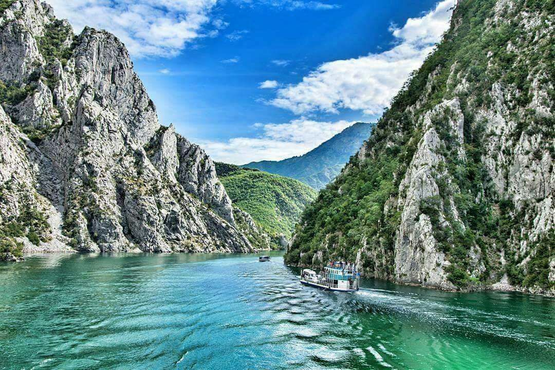 Përplasen dy varka me turistë në Liqenin e Komanit, disa të lënduar