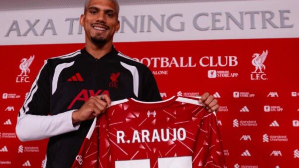 Araujo zyrtarizohet te Lievrpooli
