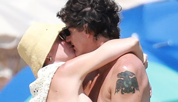 Katy Perry s’përmbahet, i dhuron një puthje pasionante të dashurit