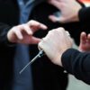 “Qiti krejt paret” – grabitje me thikë në Gjakovë, kërkohet paraburgim ndaj të dyshuarit