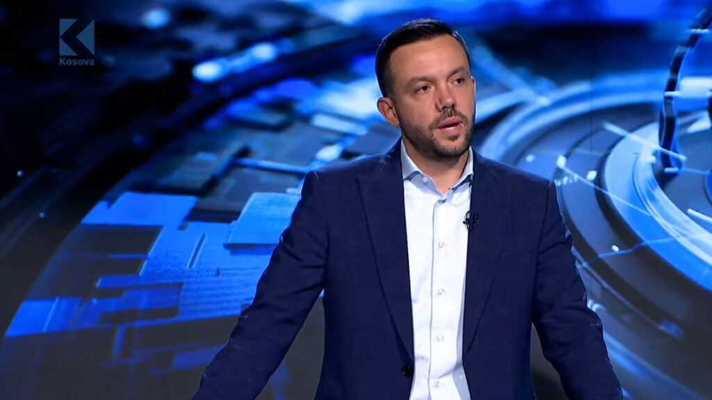 “Gjithçka skenar, Kurti po bën filma tragjikë e komikë”, godet Tahiri i PDK-së (VIDEO)