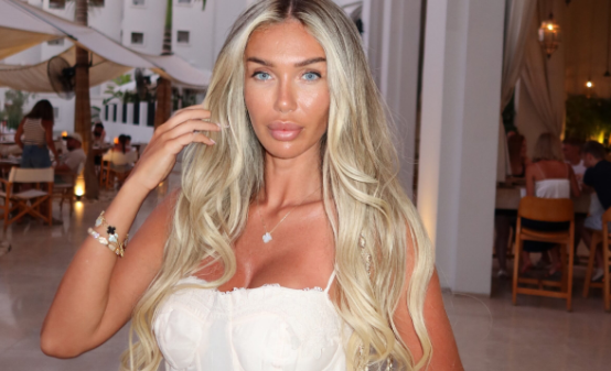 Adelina Tahirin e kaplon i nxehti, vozit me bikini