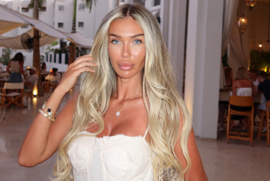 Adelina Tahirin e kaplon i nxehti, vozit me bikini