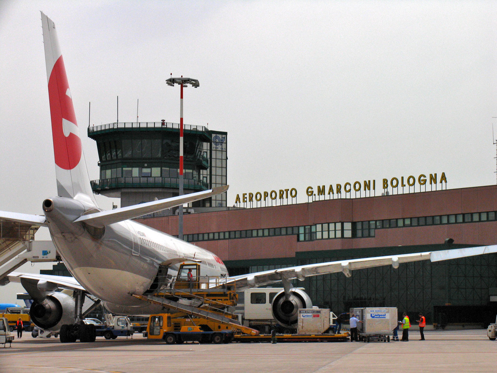 E rëndë: 85-vjeçari shqiptar vdes gjatë uljes së avionit në Itali