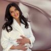 Agnesa Vuthaj ndan një moment të veçantë, publikon foto duke i dhënë gji foshnjës