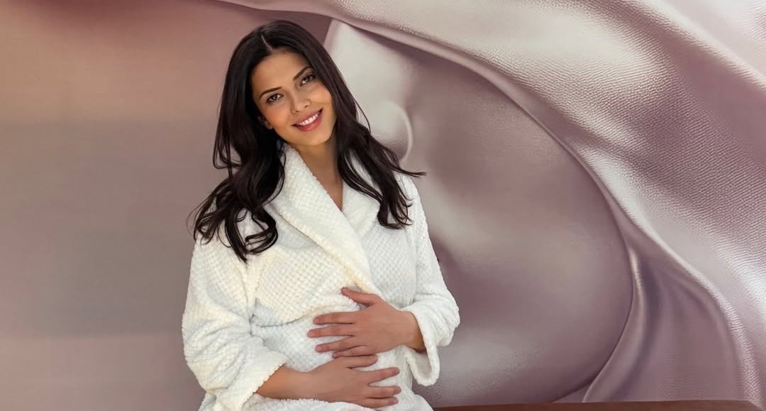 Agnesa Vuthaj ndan një moment të veçantë, publikon foto duke i dhënë gji foshnjës