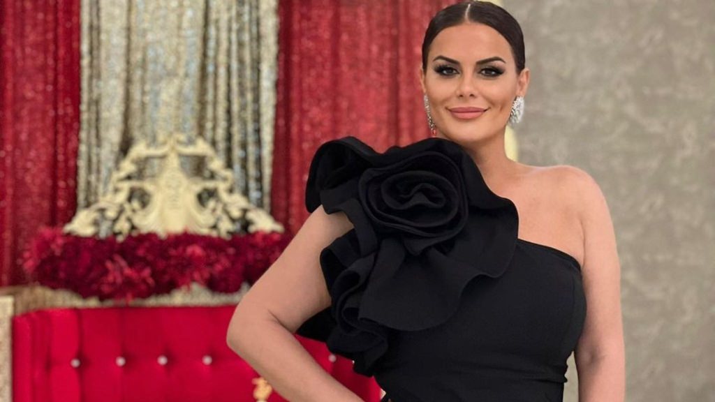 Big Mama po duket si ‘kukull’ në këtë veshje
