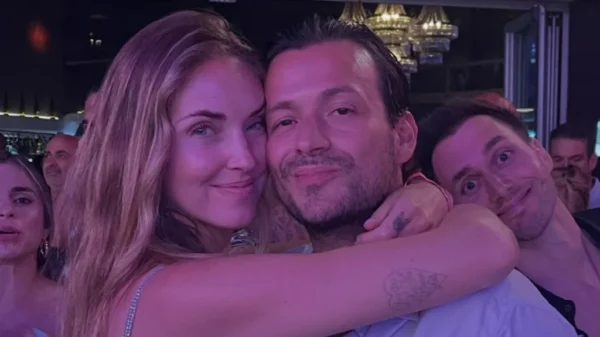 Chiara Ferragni shfaqet e dashuruar në Ibiza