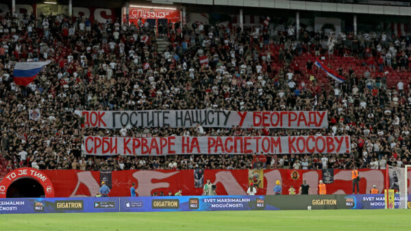 Tifozët e “Zvezdës”, mesazh Vuçiqit: “Derisa ti e pret një nazist, serbët po derdhin gjak në Kosovë”