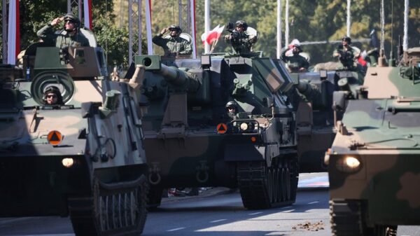 Polonia shfaq armët e saj më moderne, 2,000 ushtarë marshojnë nëpër Varshavë
