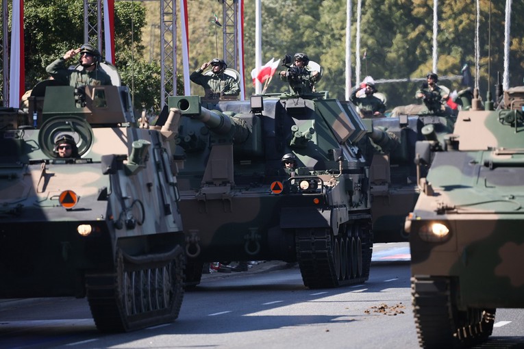 Polonia shfaq armët e saj më moderne, 2,000 ushtarë marshojnë nëpër Varshavë