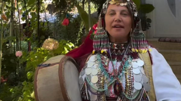 Gerta Gixhari mahnit me veshje tradicionale