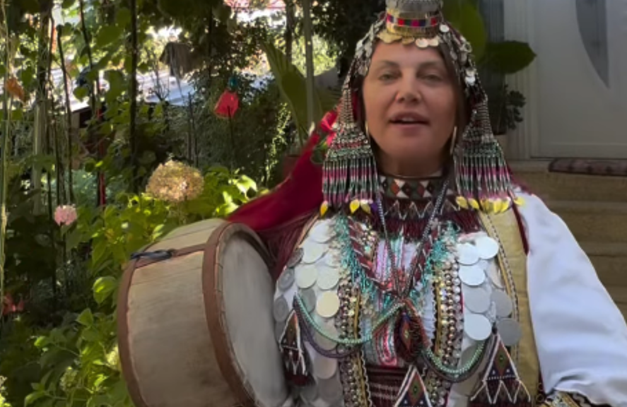 Gerta Gixhari mahnit me veshje tradicionale
