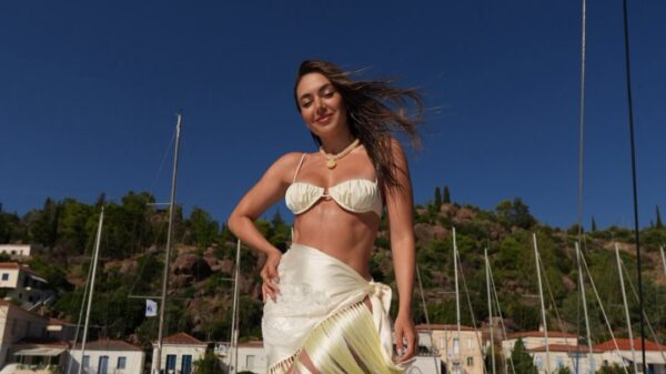 Elvana Gjata na tregon modelin e thonjve ideal për këtë verë