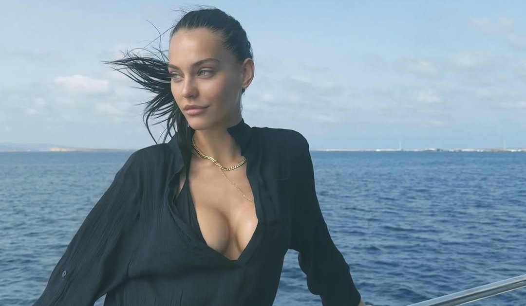 Gresa shfaqet në top formë nga pushimet, mahnit me fotot nga bregdeti