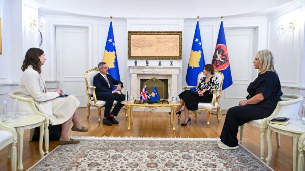 Haxhiu takon ambasadorin britanik, diskutojnë për ngërçin institucional