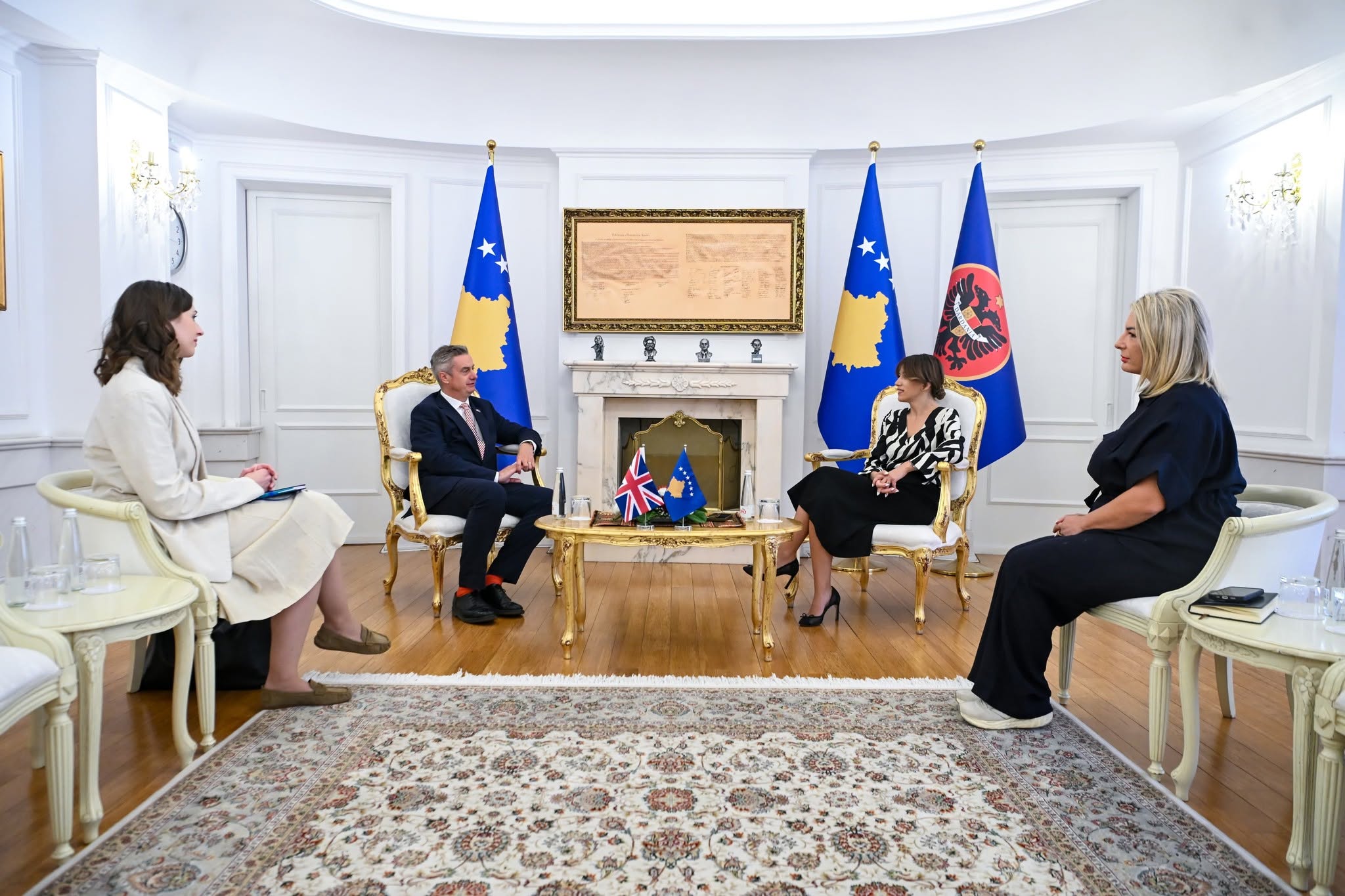 Haxhiu takon ambasadorin britanik, diskutojnë për ngërçin institucional