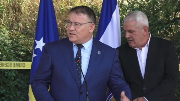 A ka lidhje armatimi i ekspozuar sot në veri me vrasjet e shqiptarëve? Flasin Hoxha e Sveçla